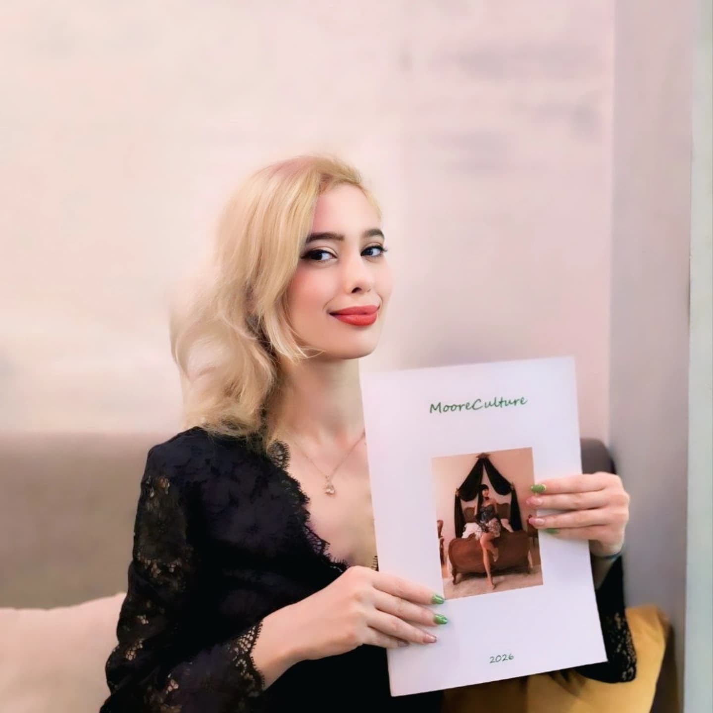 Яніна Погорелова з журналом Mooreculture